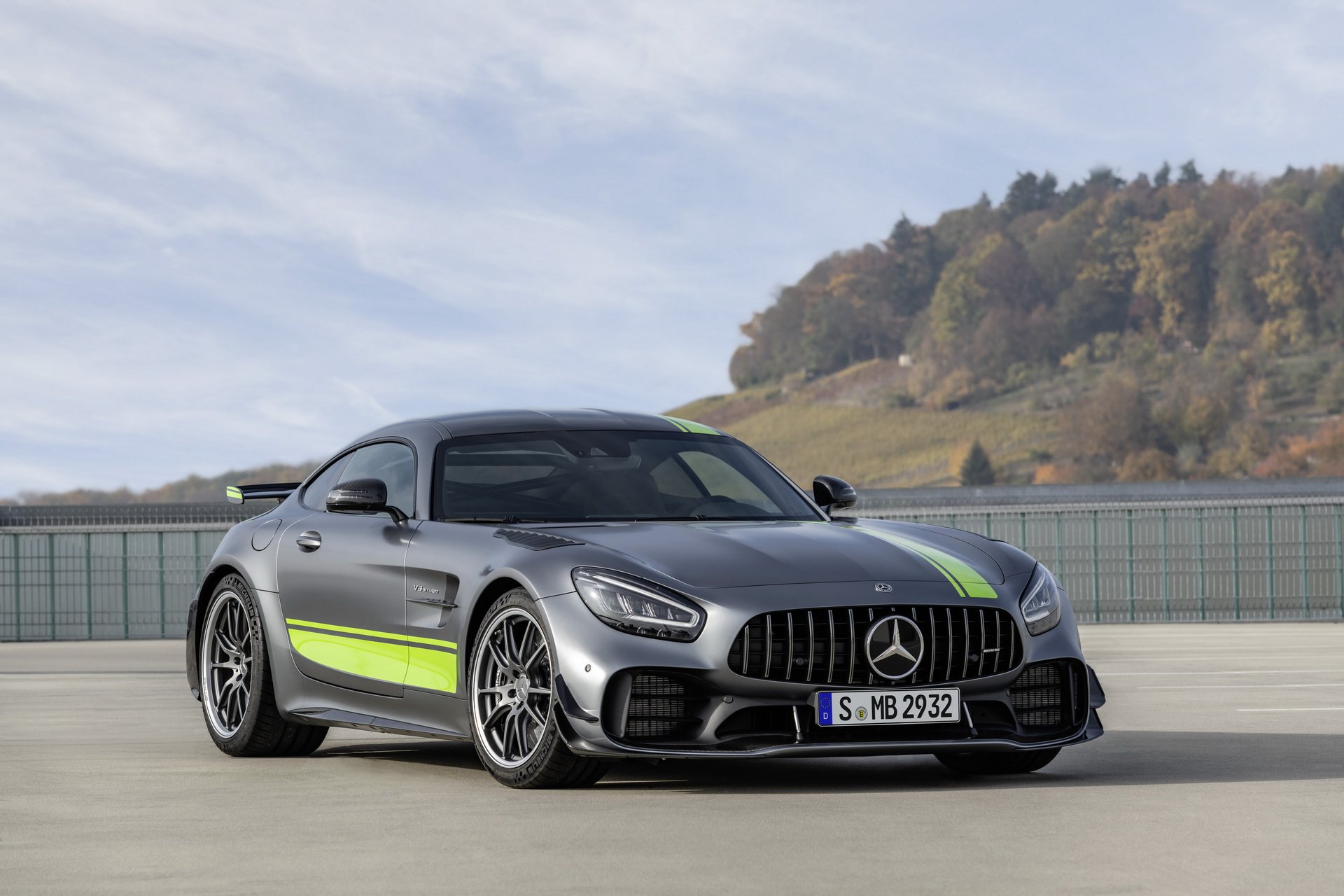 梅赛德斯-amg gt r pro旗舰车型在英国开售