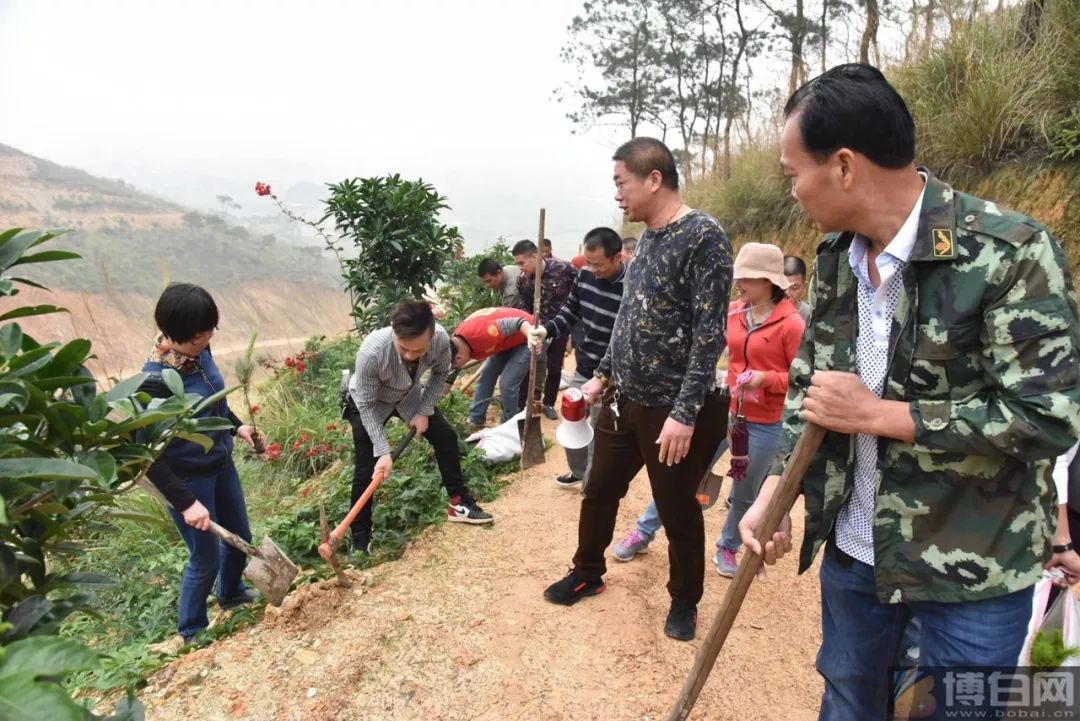 今天,博白六阳岭来了好几百手拿家伙的青年男女