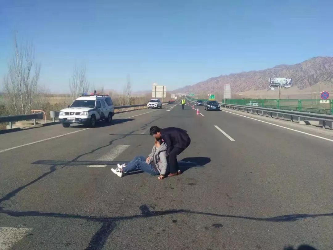 【危险】内蒙古一对男女竟趴在高速行车道上,发生了什么?