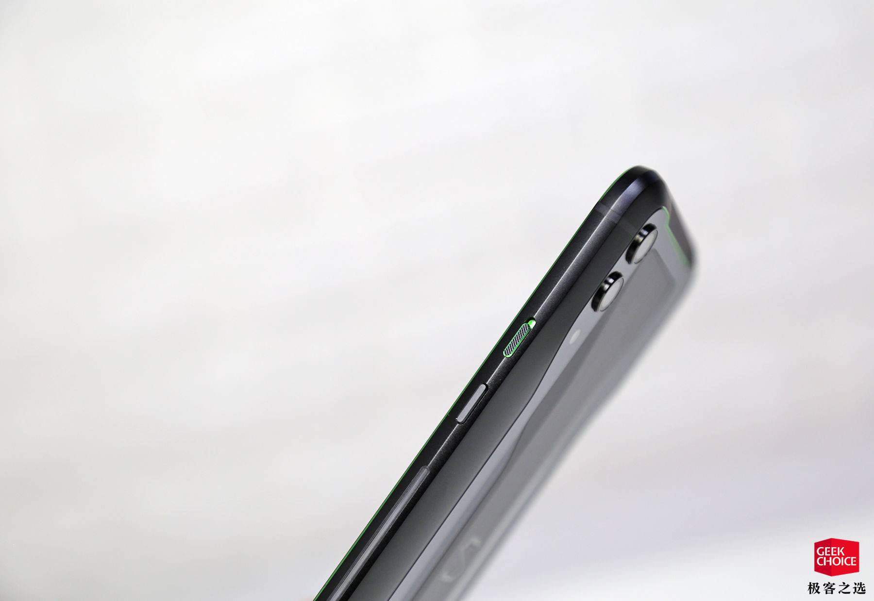 黑鲨游戏手机 2:屏幕指纹、骁龙 855 和跑马灯