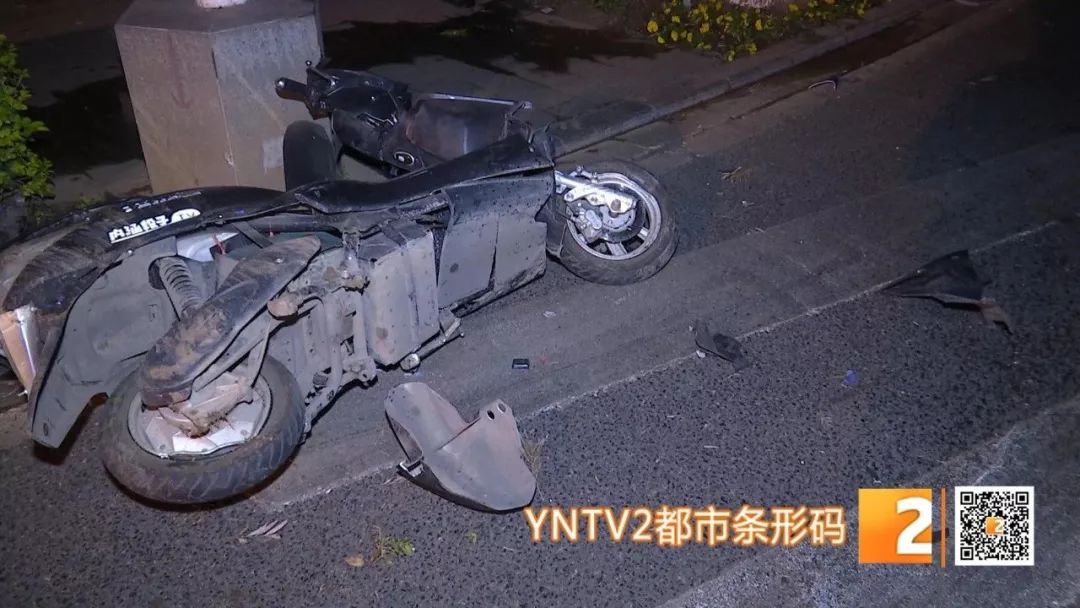 翠湖南路一男子疑似酒驾,连环肇事后翻车 致车上