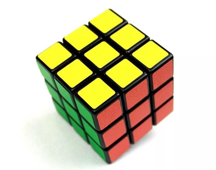 在 30秒内记住一个三阶魔方的一个面,并且之后写出9个色块的颜色.