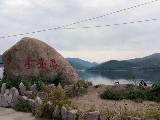 房屋所在地东依官厅水库,南有康祁公路环绕,与县内著名景区月亮岛紧密