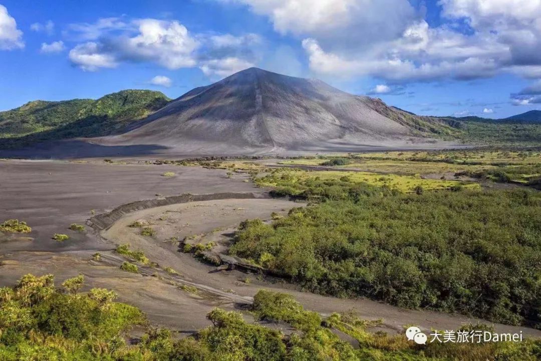 伊苏尔火山高361米,当地的塔纳人认为这里是宇宙的起源.