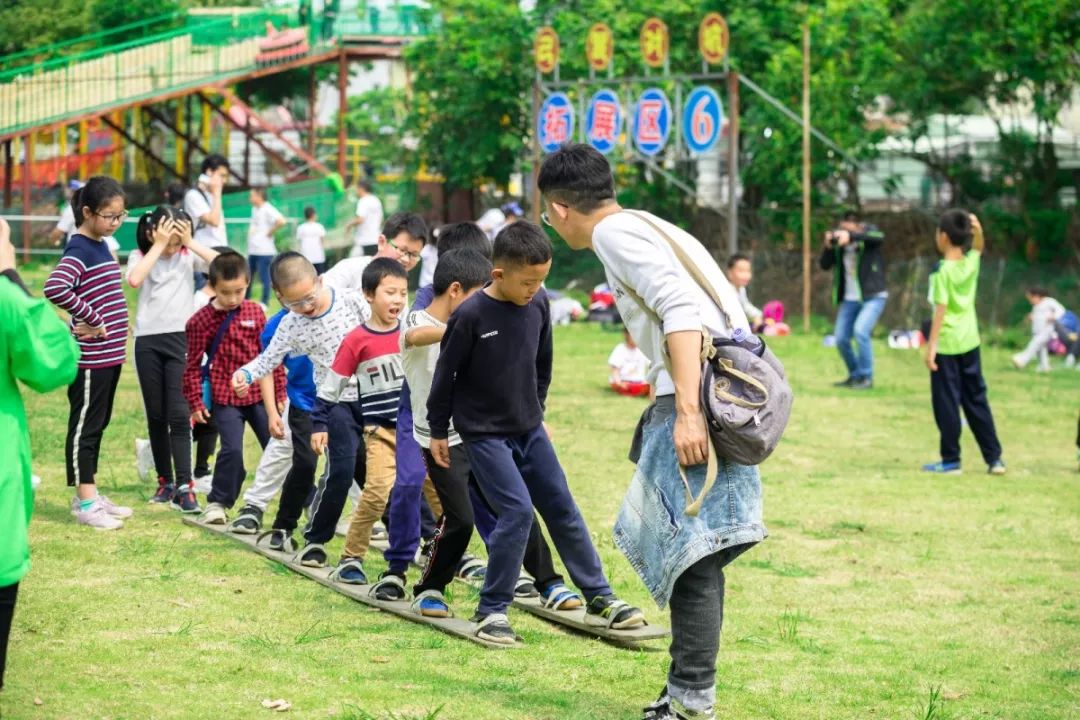 缓慢而坚定地向前迈动步伐