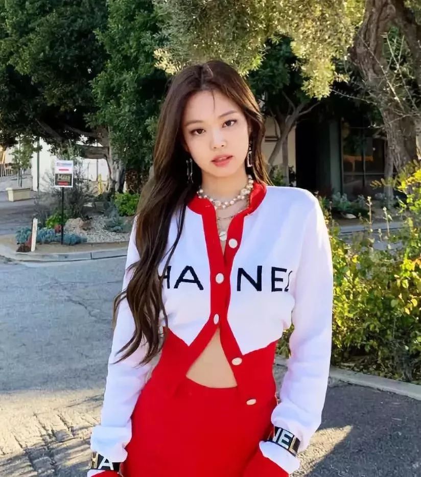 行走的香奈儿 jennie 身上这件 chanel 2019 早春新款开衫,把外搭单穿