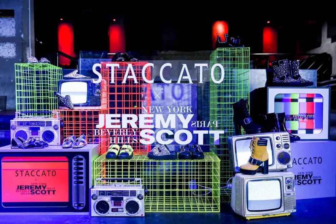 此次跨界,staccato联合时装界鬼才设计师jeremy scott将品牌一贯秉持