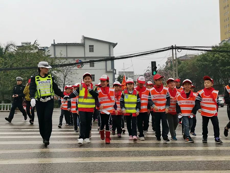 今天我来学雷锋!我们是小小交通安全劝导员