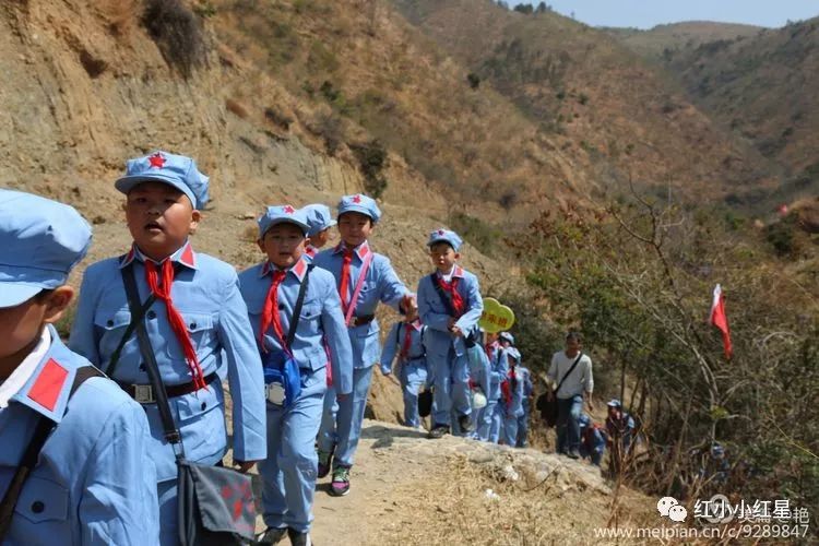 五岭逶迤腾细浪,乌蒙磅礴走泥丸.红军不怕远征难,万水千山只等闲.