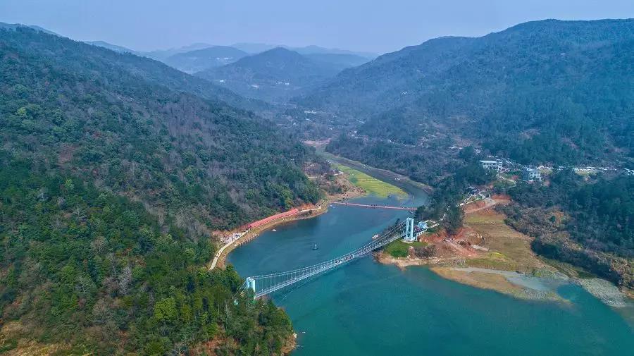 峡属于梅岭的十大景区之一,位于江西南昌湾里转载▼