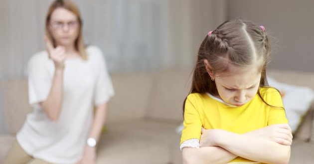 孩子犯错后该不该挨打?两位妈妈的做法,让孩子的人生天差地别!