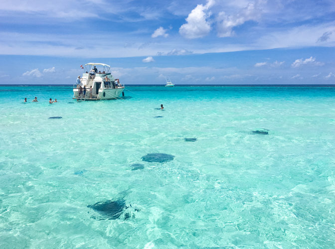 离岸金融中心开曼群岛:加勒比海顶级旅游胜地潜水爱好者的天堂