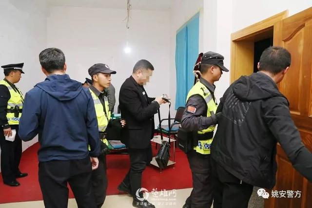 楚雄姚安警方突击赌博窝点一晚上拉回4车麻将机抓获22人现场图