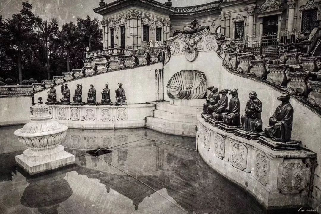 十二生肖兽首铜像,原是圆明园海晏堂外的喷泉的一部分,后因英法联军