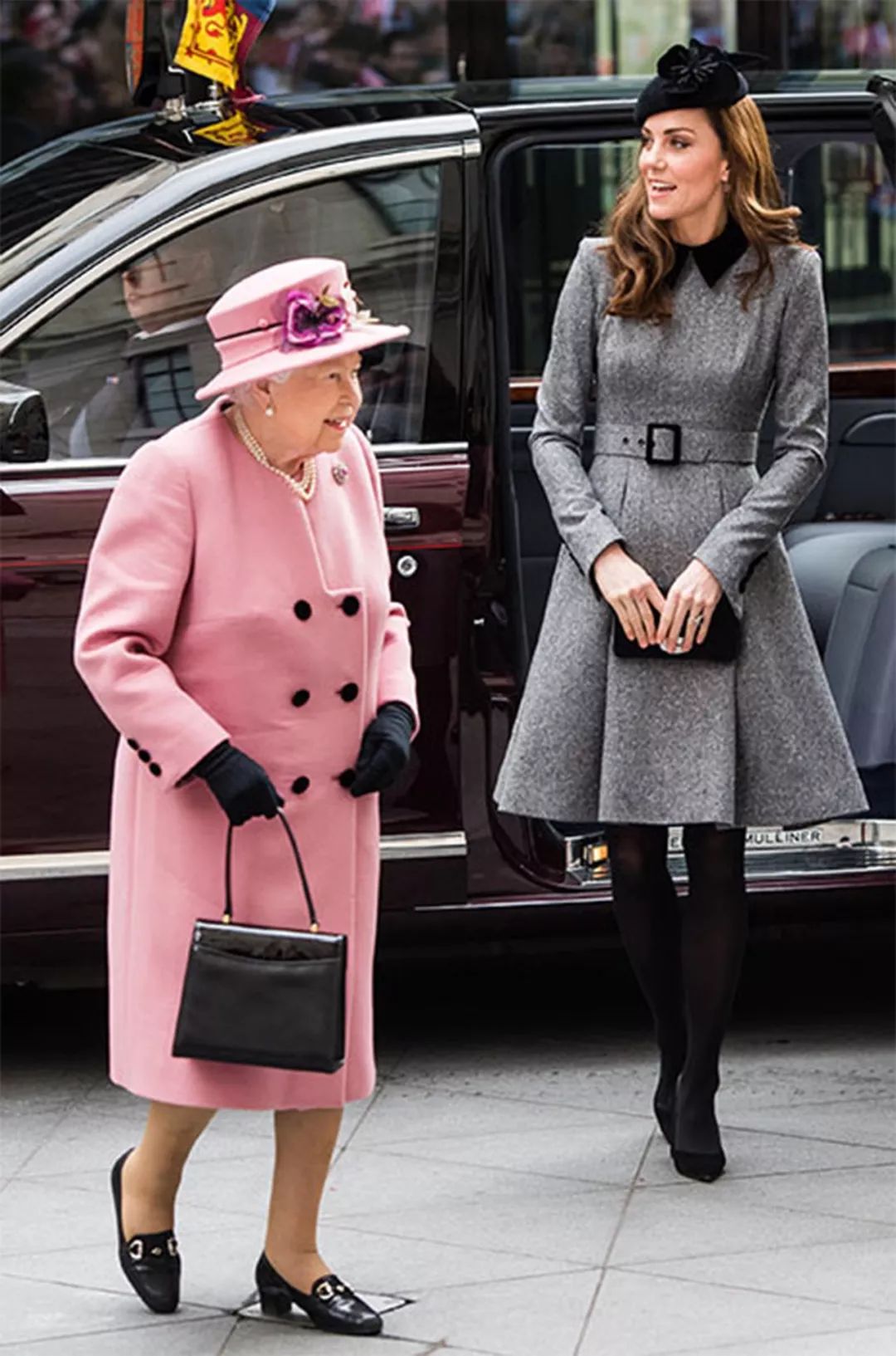 凯特王妃再次惊艳了！两次穿“焦糖色”风衣，不穿丝袜最美丽！|米德尔顿|凯特王妃|焦糖色_新浪新闻