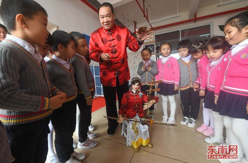 木偶会写字:提线木偶表演走进连城幼儿园_李明卿