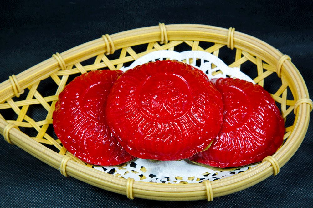 赤饼值得一提的是莆状元的赤饼,其薄厚适中的面皮,加上油条,砂糖及碎