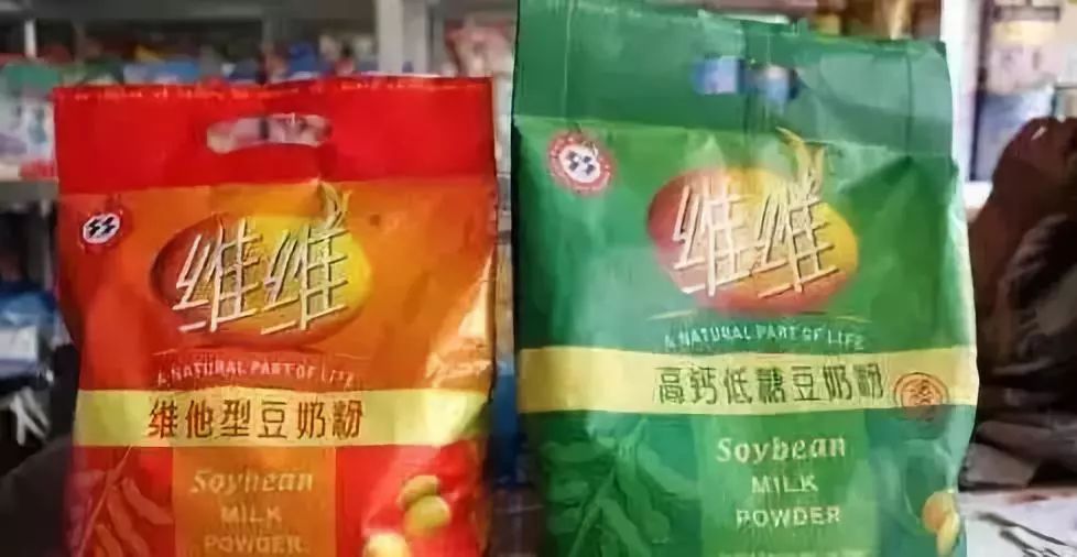 刚出生的时候母乳是主流, 渐渐的变成了豆奶粉,奶粉… 都会系上围兜