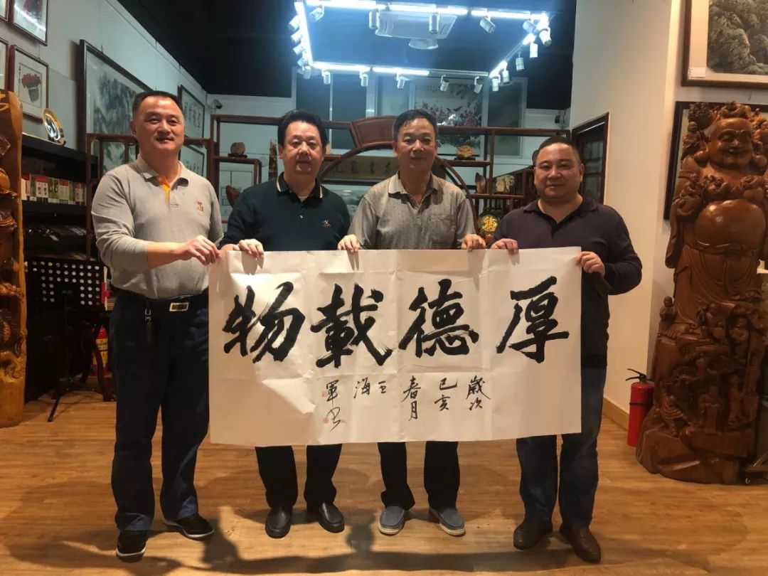 王海军是中国南方书画院副院长,河南嵩阳书画院副院长兼秘书长,河南