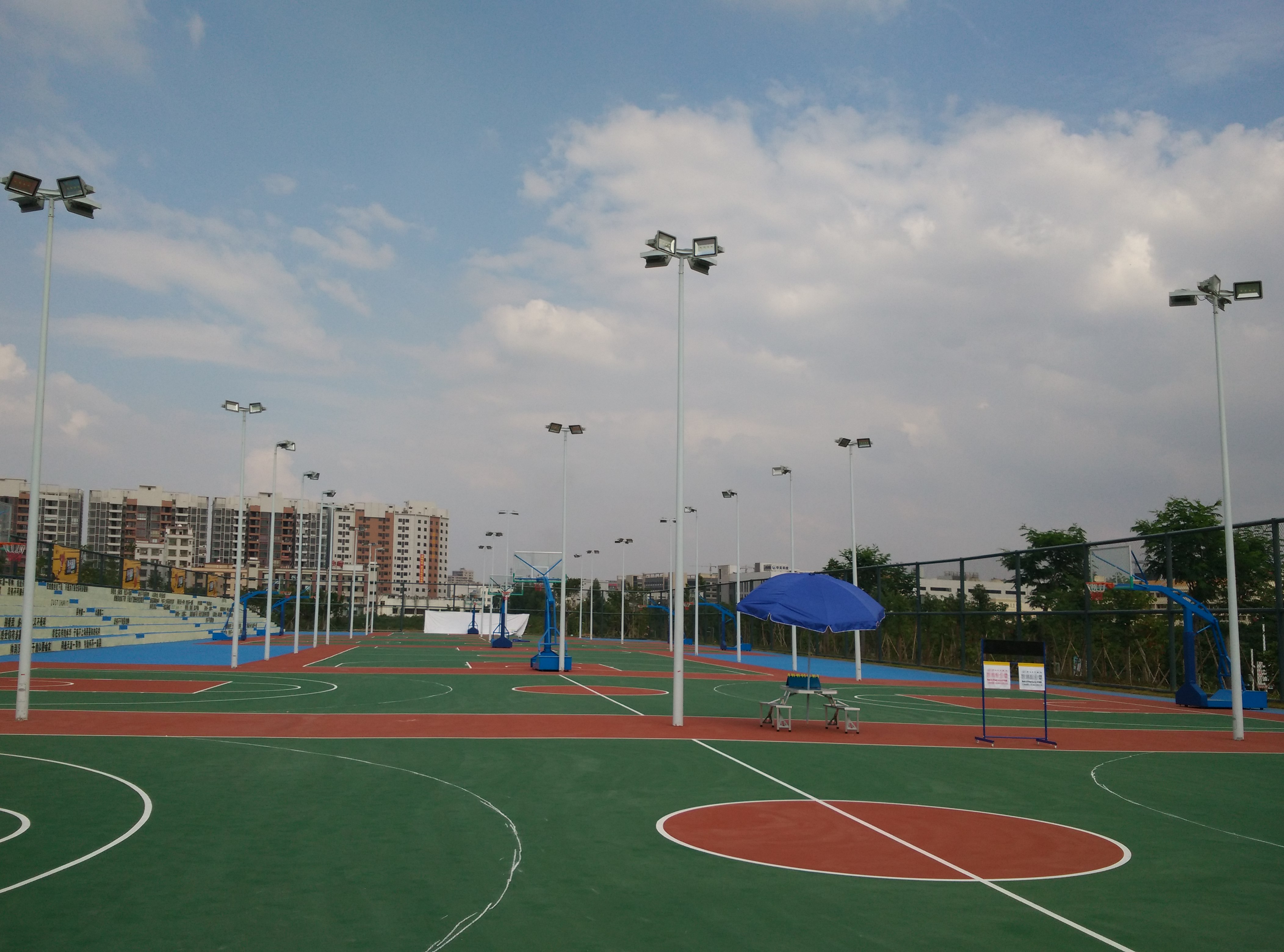 东莞松山湖篮球场泛光灯 篮球场采用200wled球场灯 篮球公园全面向