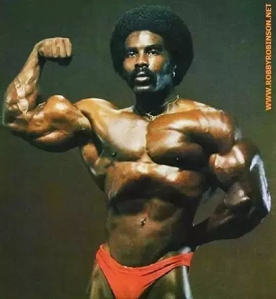 这位73岁的肌肉"黑王子",绝对是全球最硬气的健美老炮