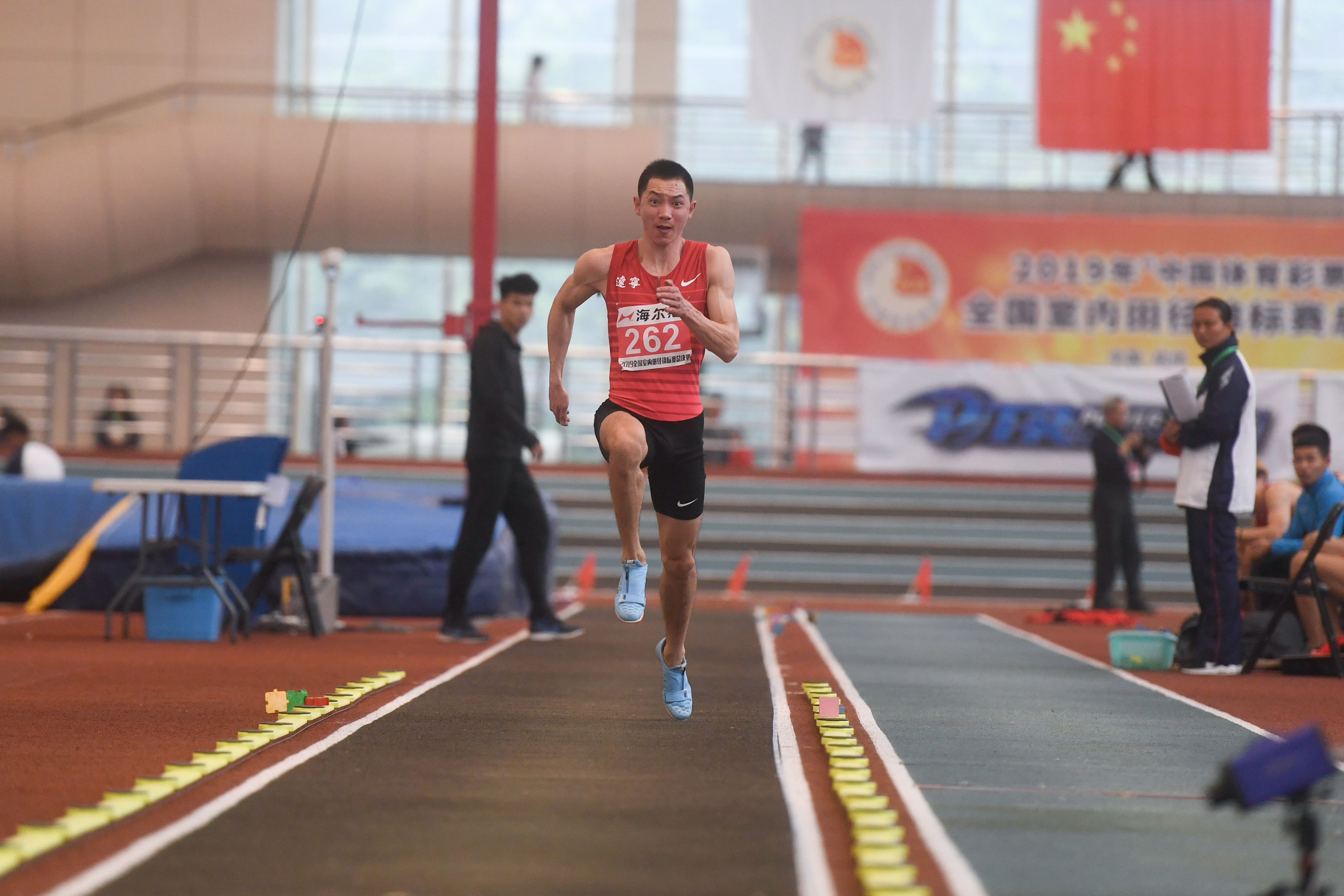 3月19日,辽宁队选手张耀广在男子跳远决赛中助跑.