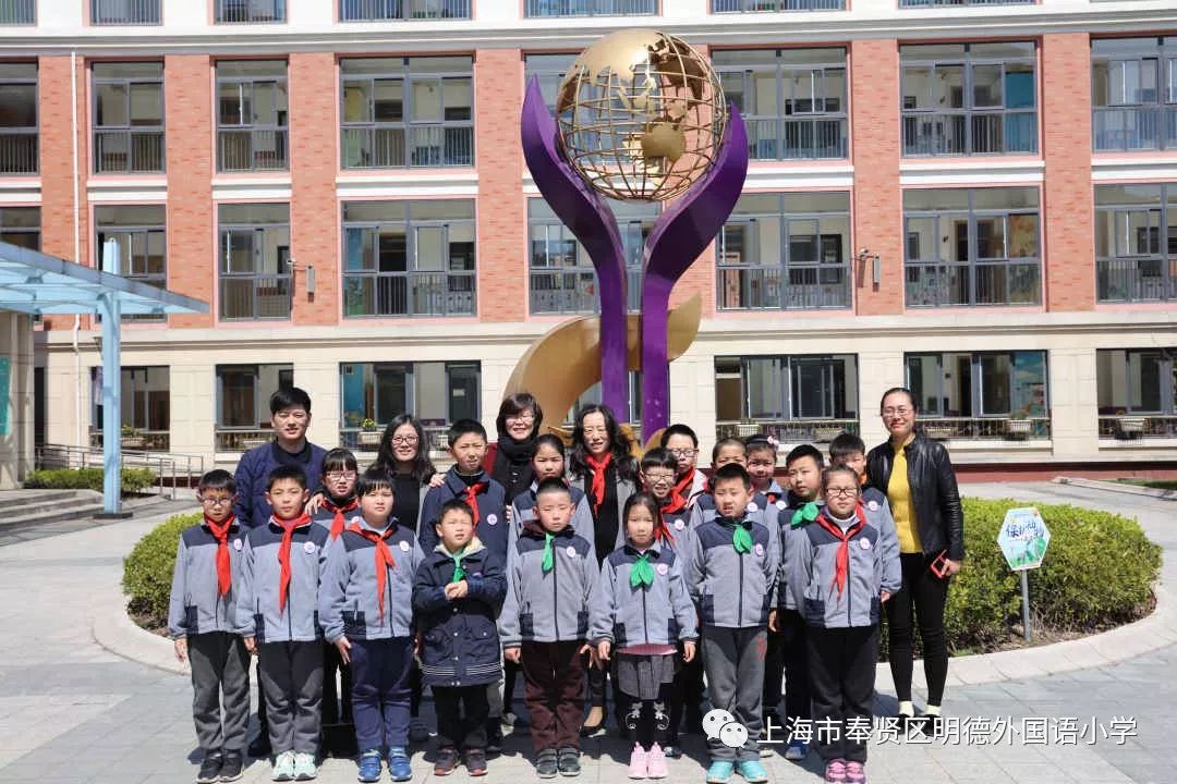 上海市棋院领导一行来到奉贤明德外国语小学指导学校国际象棋,国际