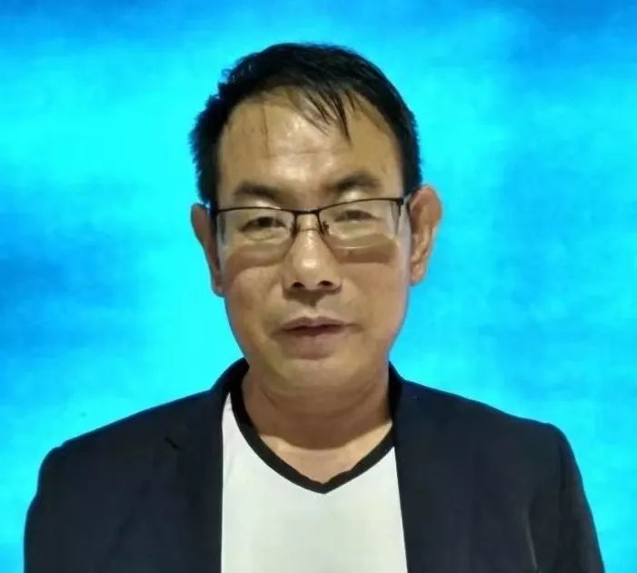 共和镇人,自幼喜爱书画,本人在著名画家马琏老师,孙四德老师和崔国森