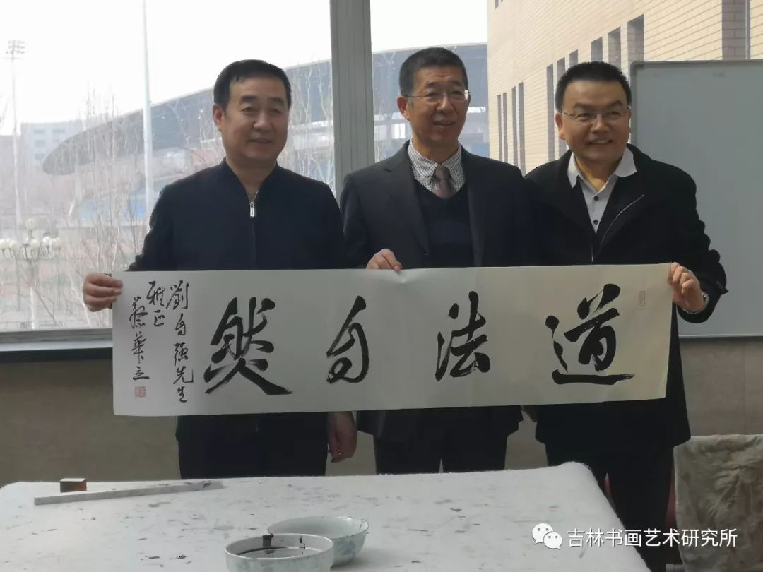 与台湾岭东科技大学国际事务处处长刘自强(右一)东电副校长合影 提及