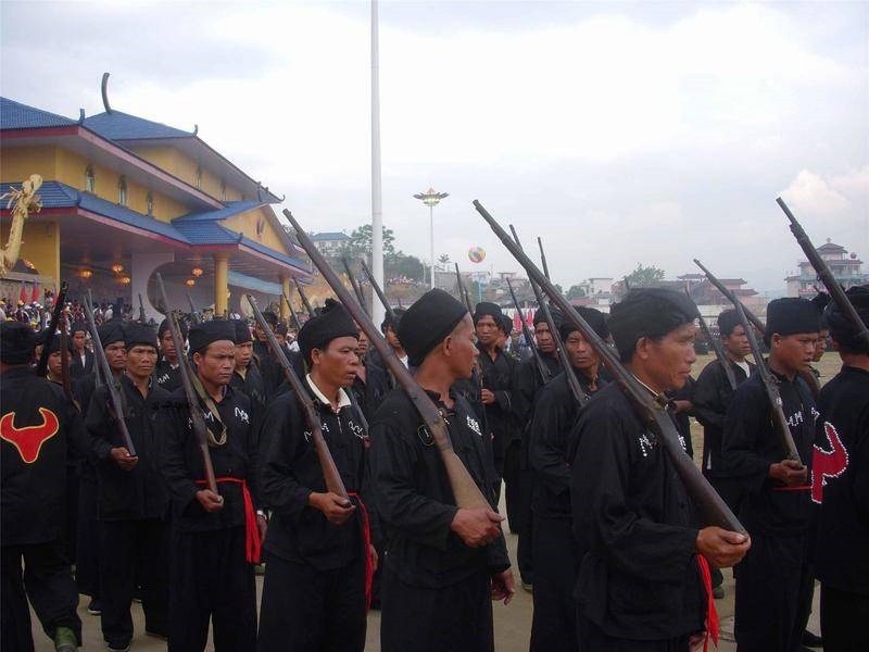 佤邦二十周年庆祝佤邦警察走过阅兵台,接受检阅.