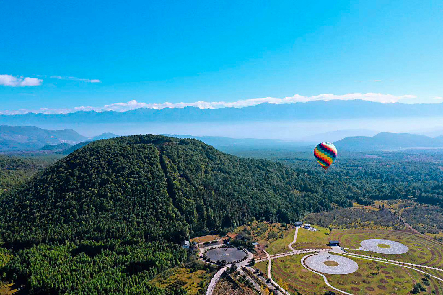 腾冲火山国家地质公园：坐热气球在百米高空触摸火山的沧桑岁月_熔岩