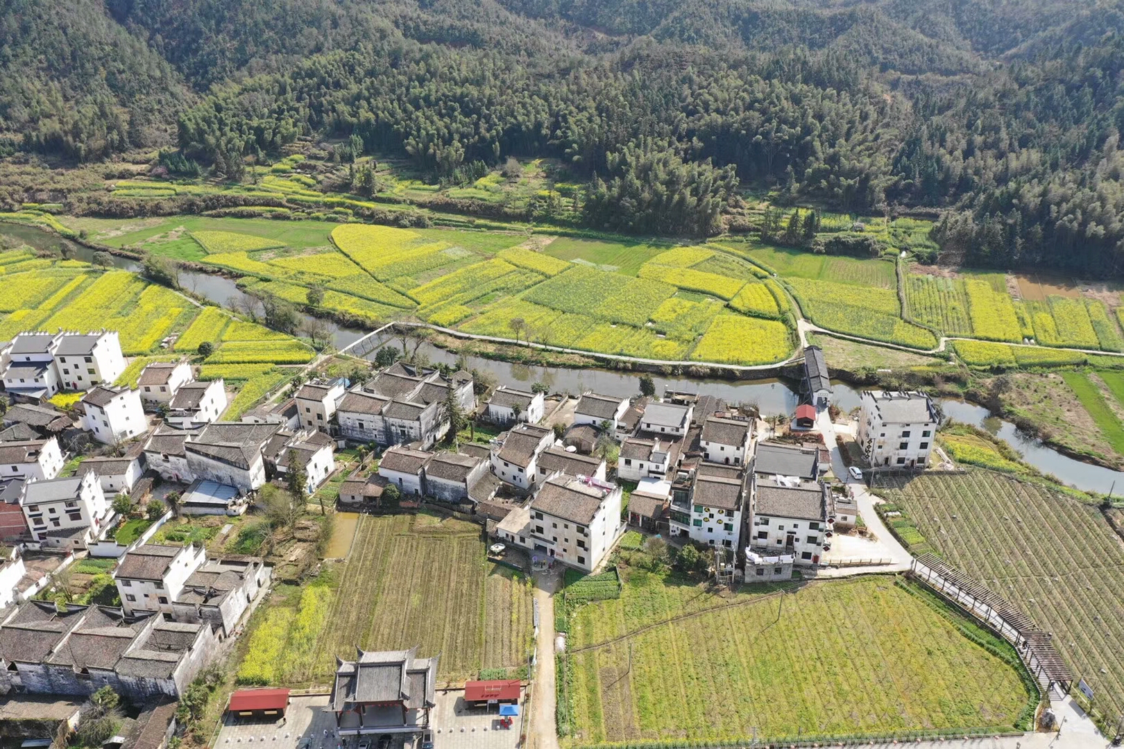 高空鸟瞰:江西上饶婺源县思口古村落和黄花-搜狐大视野-搜狐新闻