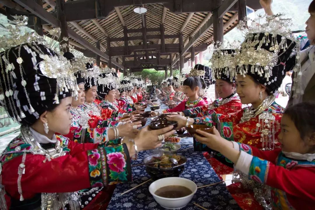 让你在欣赏湘西美景的同时, 感受土家和苗家饮食文化的魅力!