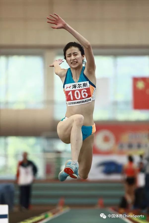 图为女子三级跳远冠军安徽队陈婷在决赛中.