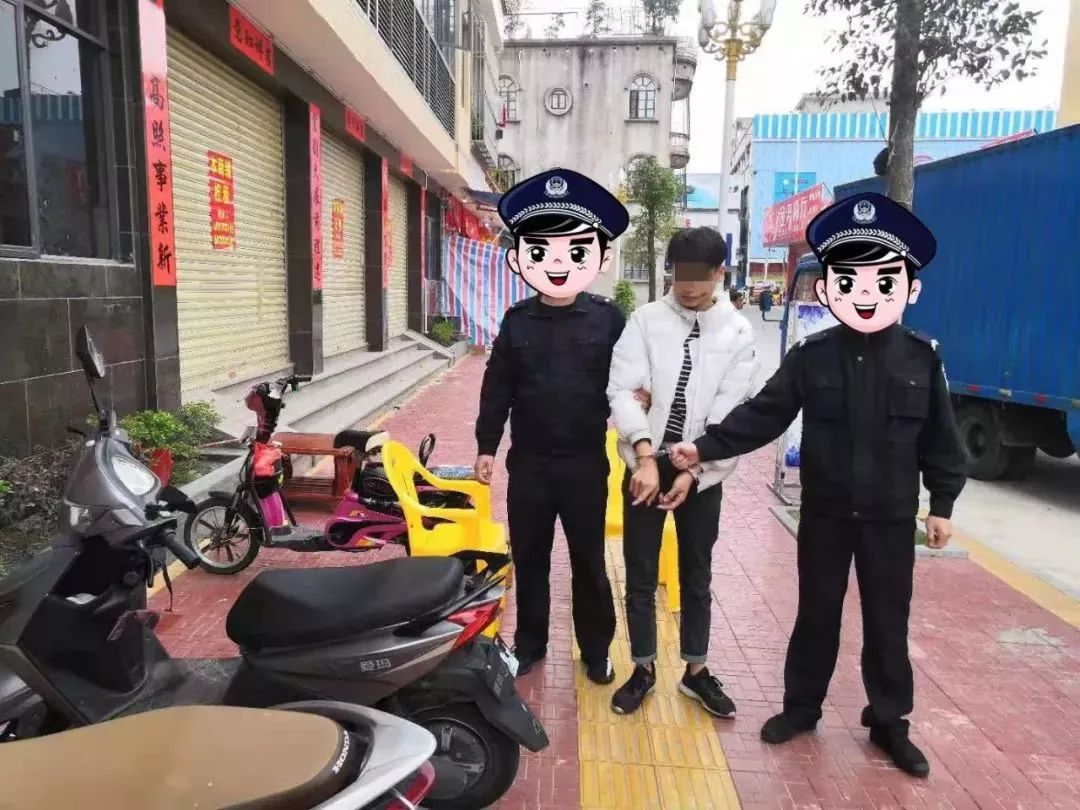 何事?两青年被汕尾警方押赴现场指认,年纪轻轻就.