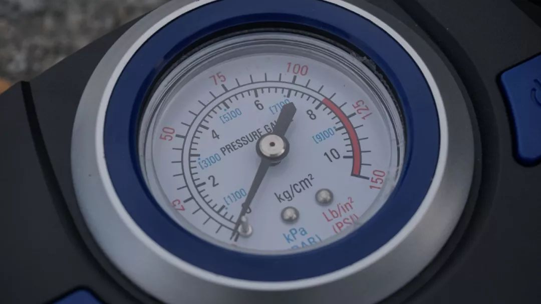 首先这种机械式的气压表可靠性出色,可以在不通电的情况下进行简易的