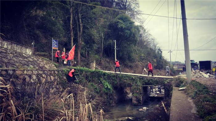 醒狮镇组织志愿者清理河道