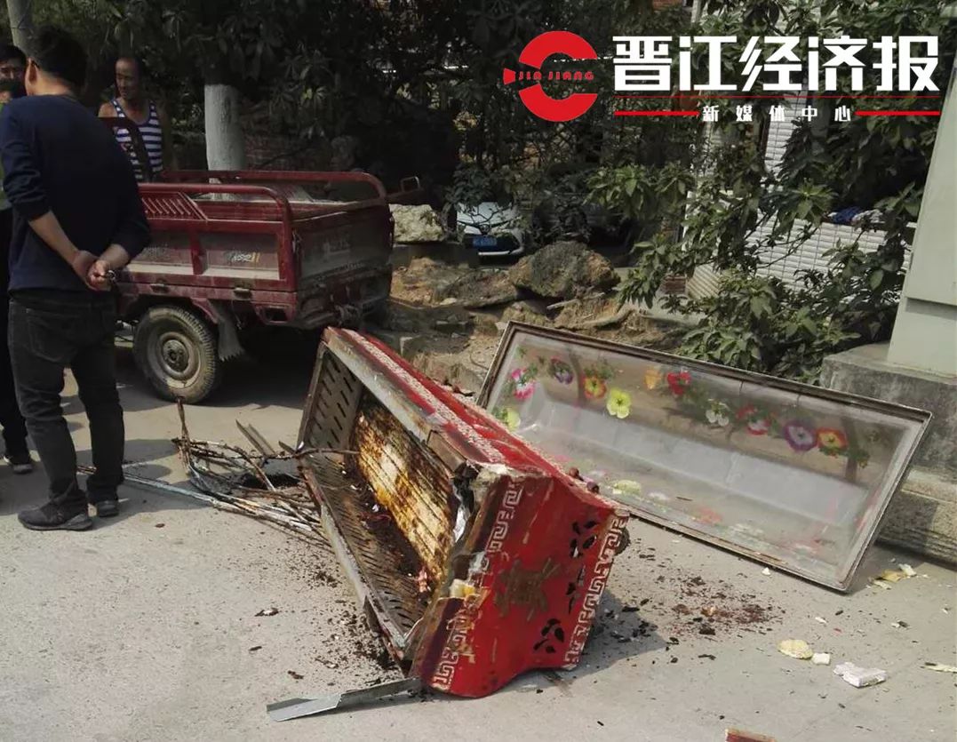 晋江:办丧事的冰棺,被陌生男子当街砸开!竟然是为了