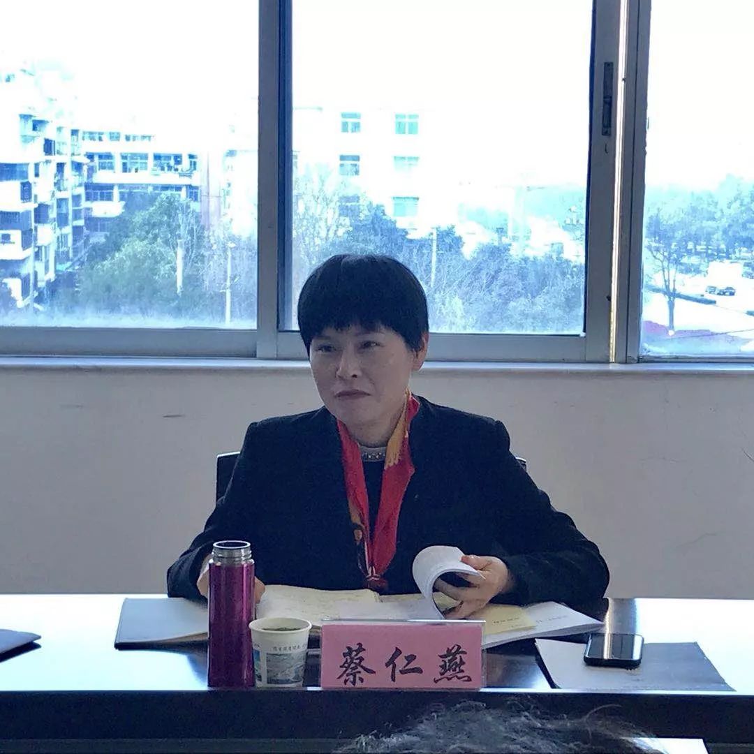 蔡仁燕在座谈中要求:各级妇联组织和妇联干部要主动作为,支持配合村