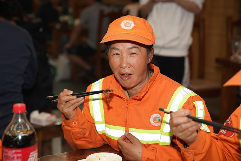 在西安吃地道陕北羊肉必去之地 羊瑞堂请环卫工人吃烤全羊