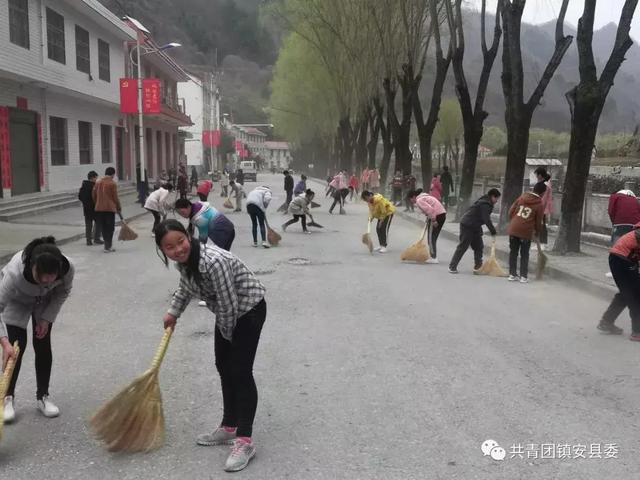 木王镇九年一贯制学校举行"学雷锋"义务扫大街活动