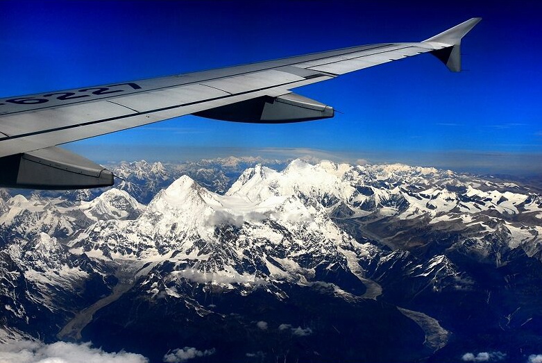 飞机上落座之后,机长在广播里说,飞机将低空飞越喜马拉雅山,今天天气