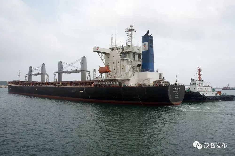今天,一艘五万吨级货轮驶进博贺新港区!明天开港!