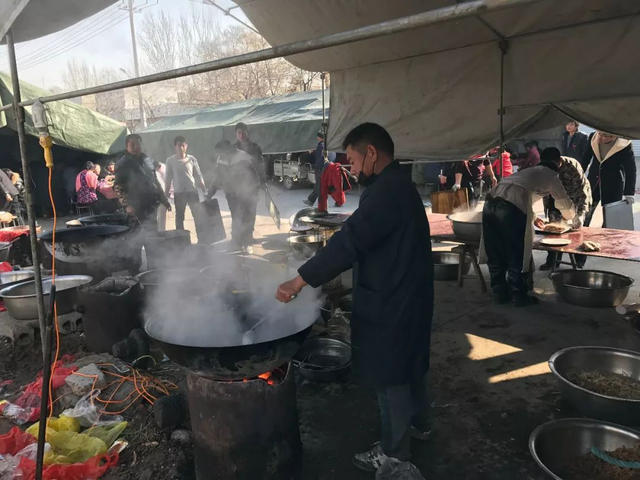 农村吃席新景象,饭菜没等上桌,就被小孩抢走打包,你碰到会咋办