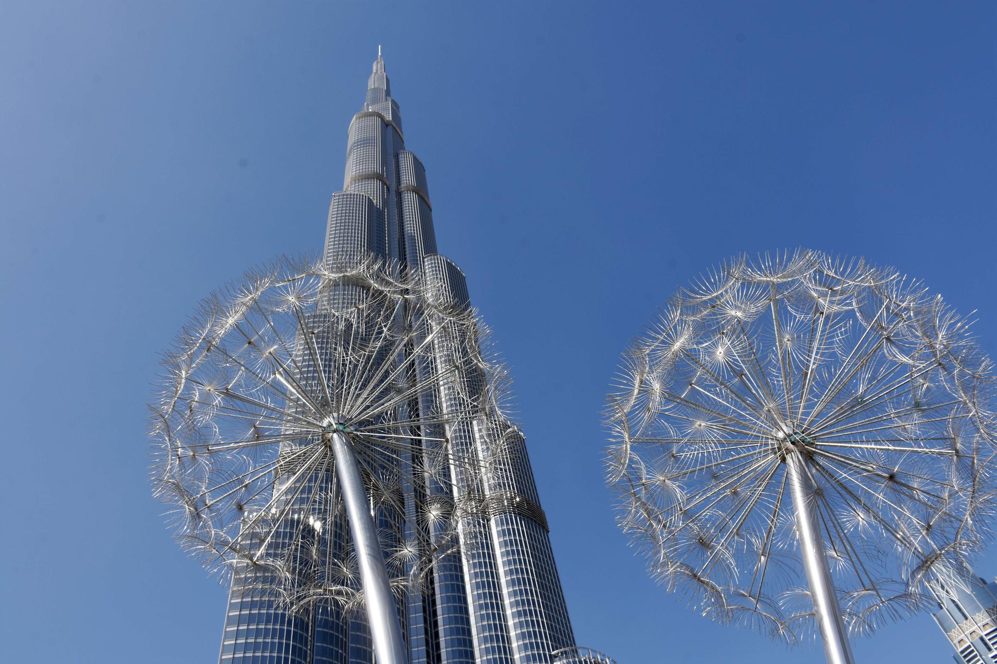 迪拜世界第一高楼举行春节灯光秀_新华社