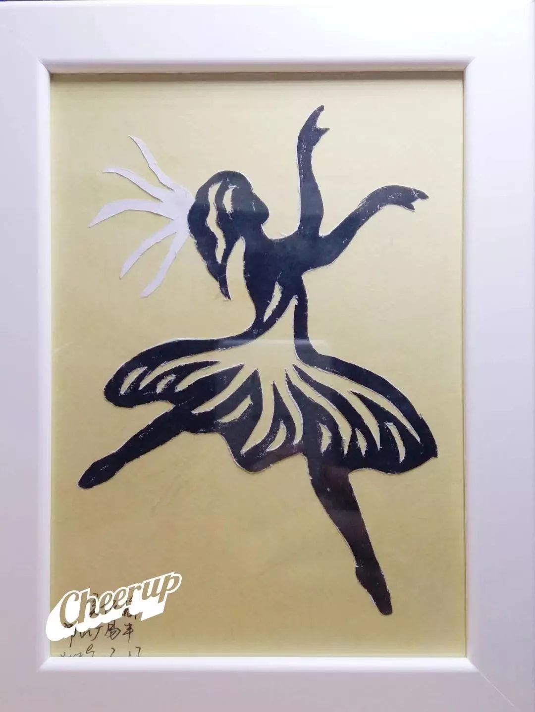 来自蒙古国的智龙同学第一个完成了剪纸,他的图案是芭蕾舞演员,贴上