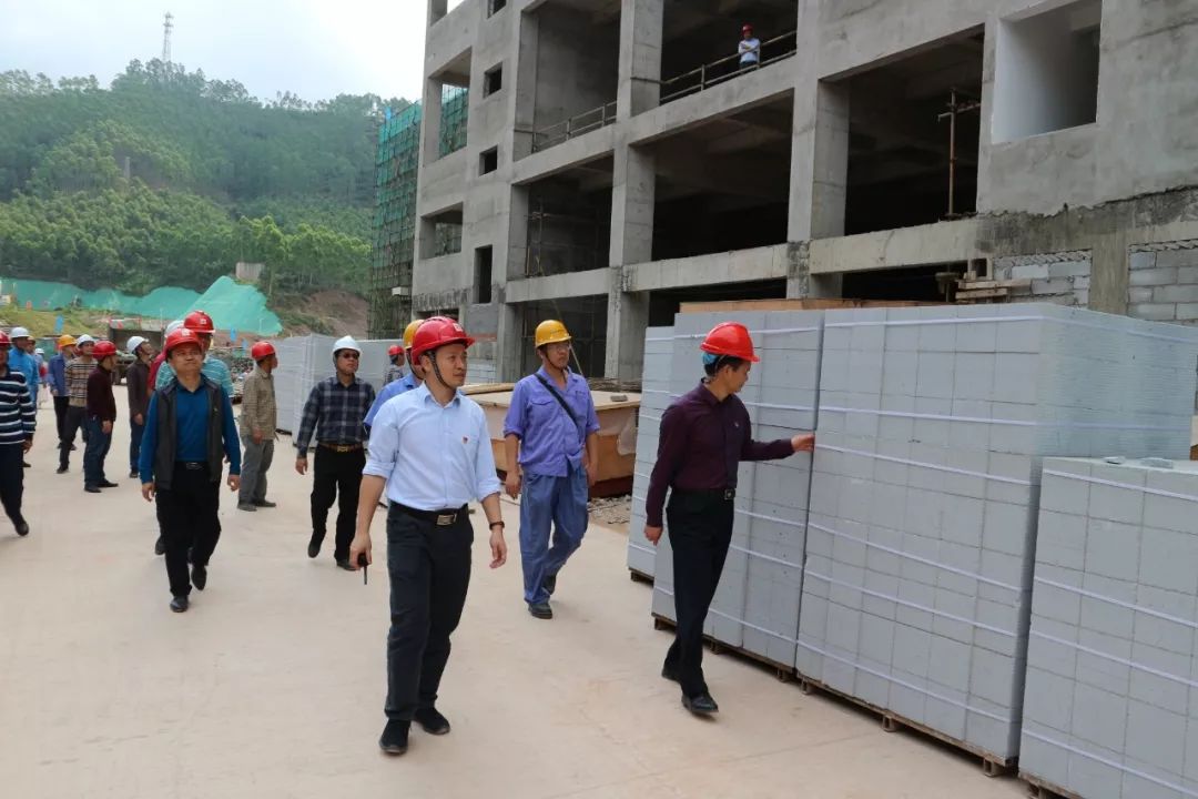 3月20日,化州市城管局局长张启锋率化州市政工程项目