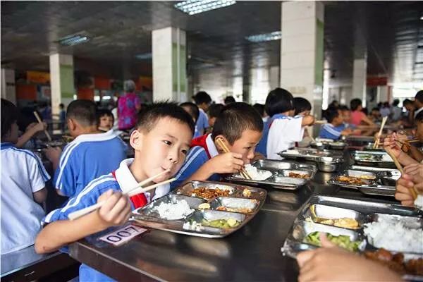 某工地食堂餐后1小时发生多人口唇