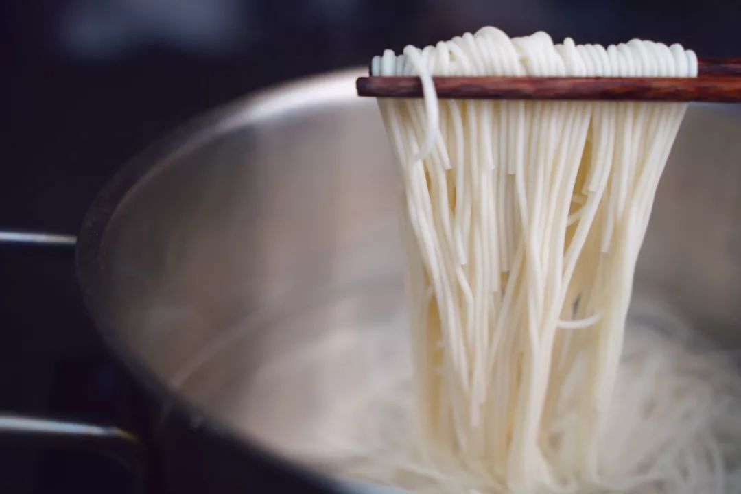 面条煮好后,用筷子夹起.