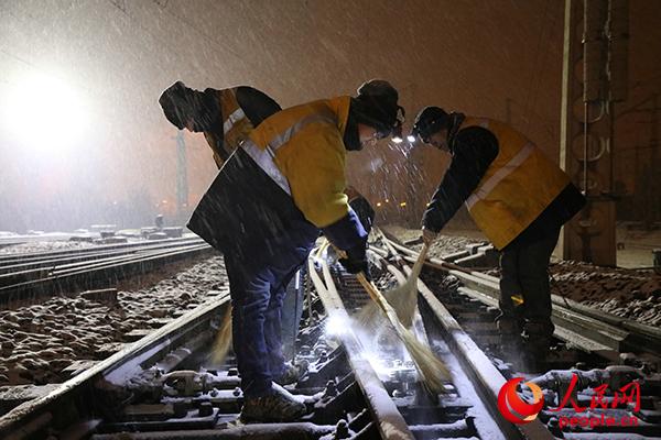 长春工务段职工清除道岔积雪.